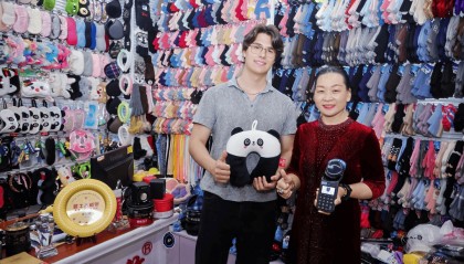 “五一”假期外国人扫货“买买买”热 入境游客消费大涨丨封面有数