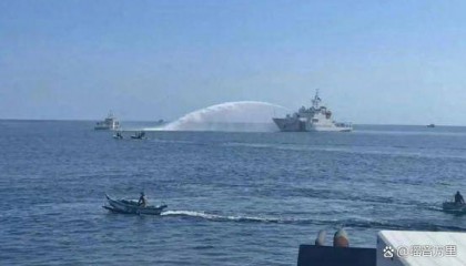 中方水炮清场!菲船疯狂逃窜,美国迅速改口,小马科斯已无路可退