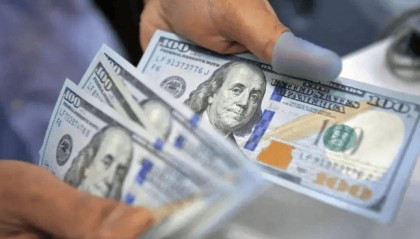 这下美国走投无路了！中国连抛443亿美债，“最大输家”现身