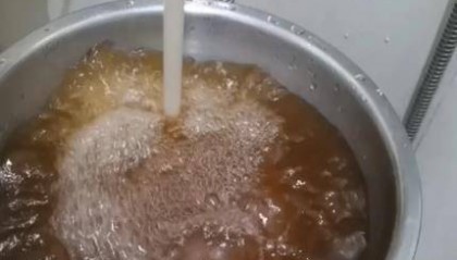 江门多片区自来水呈黄色，居民称“炒菜省了酱油”，水务部门回应