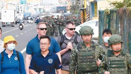 美国专家建议撤走在台教官团，“台独分子”跪地挽留人格丧尽