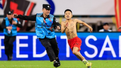 韩媒:激光笔+球迷冲场 中国足球输了比赛更输了礼仪