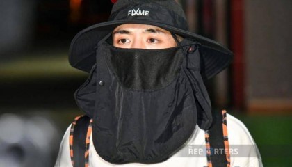 王星回国了，但网友还是想不通：为什么会选择拐卖明星？