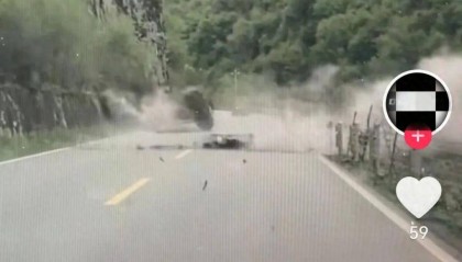 汶川发生山体滑坡巨石滚落,越野车与死神相隔2秒擦肩而过