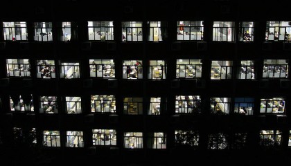 晚自习上厕所要开医院证明?反人性的教育该消停了