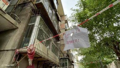 大风中西安一40年老楼两户阳台坠落,居民担心危房盼安全鉴定