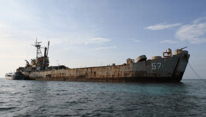 弹尽粮绝!菲律宾坐滩军舰撑不住了,小马科斯要与中方开战?