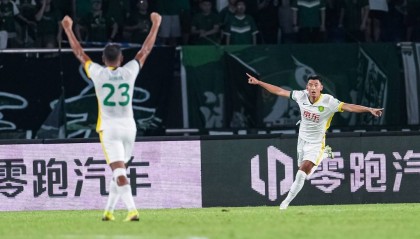 4轮首胜！中超-王钰栋传射 国安连扳3球4-3逆转十人浙江