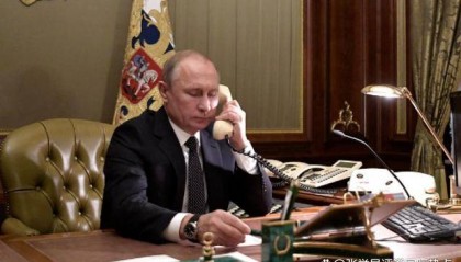 让特朗普苦等1小时，普京迟到还留心眼子，总之一句话，缴枪不杀