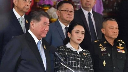 中方早好言相劝，泰国王被请出山，佩通坦不肯停职，民调狂跌21%