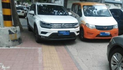 济南槐荫区建邦大厦门口车辆乱停占道，交警：已安装交通隔离设施