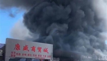 昆明一商贸城发生火灾,现场浓烟滚滚,商户:正在扑火