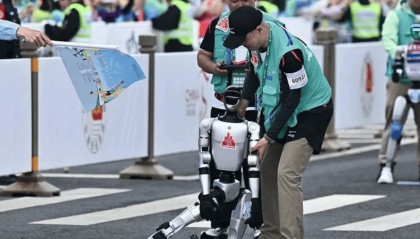 王兴兴回应宇树机器人“死机瘫了”：系失误按下急停按钮