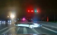 陕西西安20岁男子开无牌车在十字路口疯漂移闯红灯?警方:行拘10日,扣6分并罚款