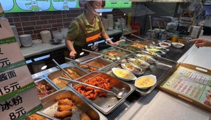 高温催生新就餐方式 北京社区食堂成年轻人“新厨房”| 夏日经济青观察