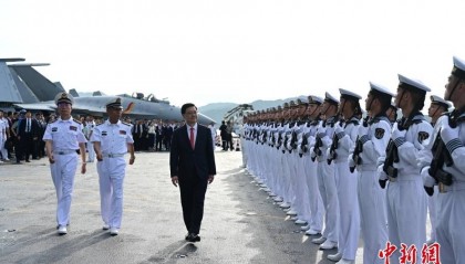 李家超出席中国人民解放军海军山东舰航母甲板招待会