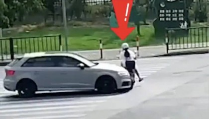 女子闯红灯被撞反问“车主无责吗？”，交警的回答全网怒赞！