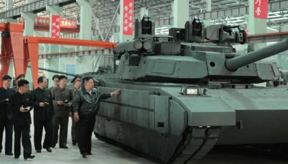 金正恩“跪地”察看,朝鲜“钢铁猛兽”亮相