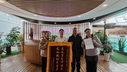 事发大连，一对夫妻开车时看到一位老人躺在地上……越想越不对劲