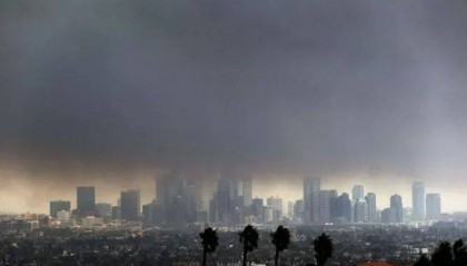 大火快要烧穿好莱坞！希尔顿等名人豪宅已被烧成平地，超级富豪涌入豪华酒店……特朗普警告：保险可能要赔不起了