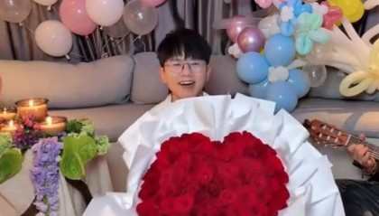 张杰开直播为谢娜庆生!隔空送鲜花蛋糕甜蜜表白太浪漫