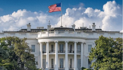 一场暗杀被拍手叫好？全美怒火彻底被点燃，紧要时刻，“嫌疑人”现身