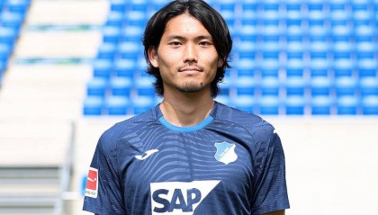 太惨!日本主力后卫德甲首秀重伤 18强赛曾经历睾丸破裂