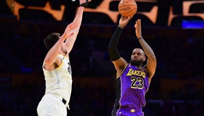 詹姆斯26+12克内克特9记三分 湖人轻取爵士收获6连胜