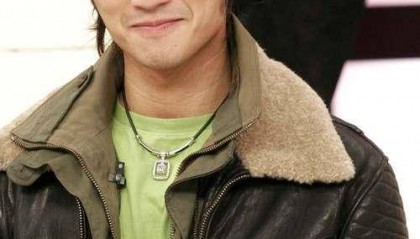 谢霆锋带全家远赴日本过圣诞！儿子罕见露面，继父和母亲十分恩爱