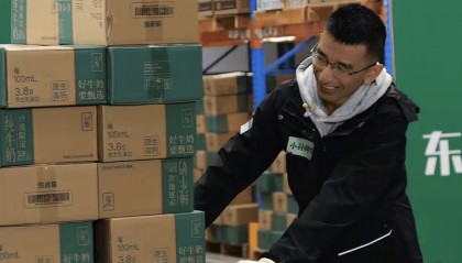 董宇辉自立门户123天,孙东旭重回直播间,东方甄选配文“回来了!都回来了!”