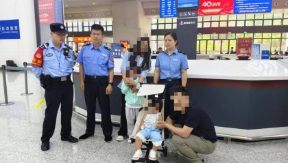 爸妈打瞌睡,5岁哥哥带2岁妹妹独自下高铁:想叫他们的,但是觉得保护妹妹比较重要