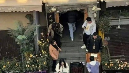 有人拿iPhone穿AJ领免费羽绒服,大冰回应叫停活动