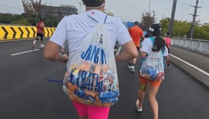 苏州马拉松遭参赛者“薅羊毛”?一对男女选手拿走大量能量胶,有网友称“明年还来进货”