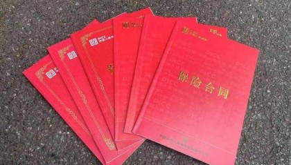 长沙退休老人花百万买十多份保险，保单写年薪30万？家属质疑被诱导，各方回应