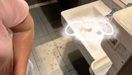 麦当劳被指有女子抱娃在洗手台大便?店员表示:不接受采访