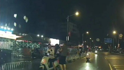 反转!3名男子凌晨抬醉酒女子上车?实为好友和店员相助!当事人:朋友气得把我微信都删了