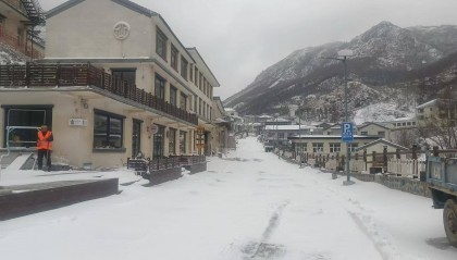 北京海拔最高山村:积雪已没过脚面,山林银装素裹