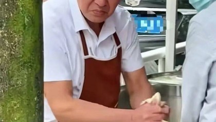 每天扯1000多碗,重庆扯面大爷表情失控引关注,本人发声:现在手都是肿的