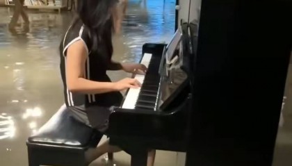 成都人的浪漫！一书院暴雨中被淹，女生光脚踩水里弹钢琴，负责人：苦中作乐