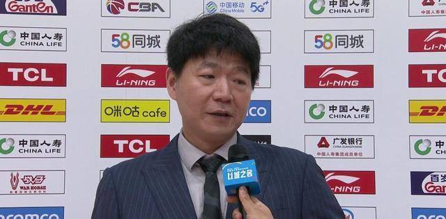 新疆男篮两大败笔，一个太软一个太老
