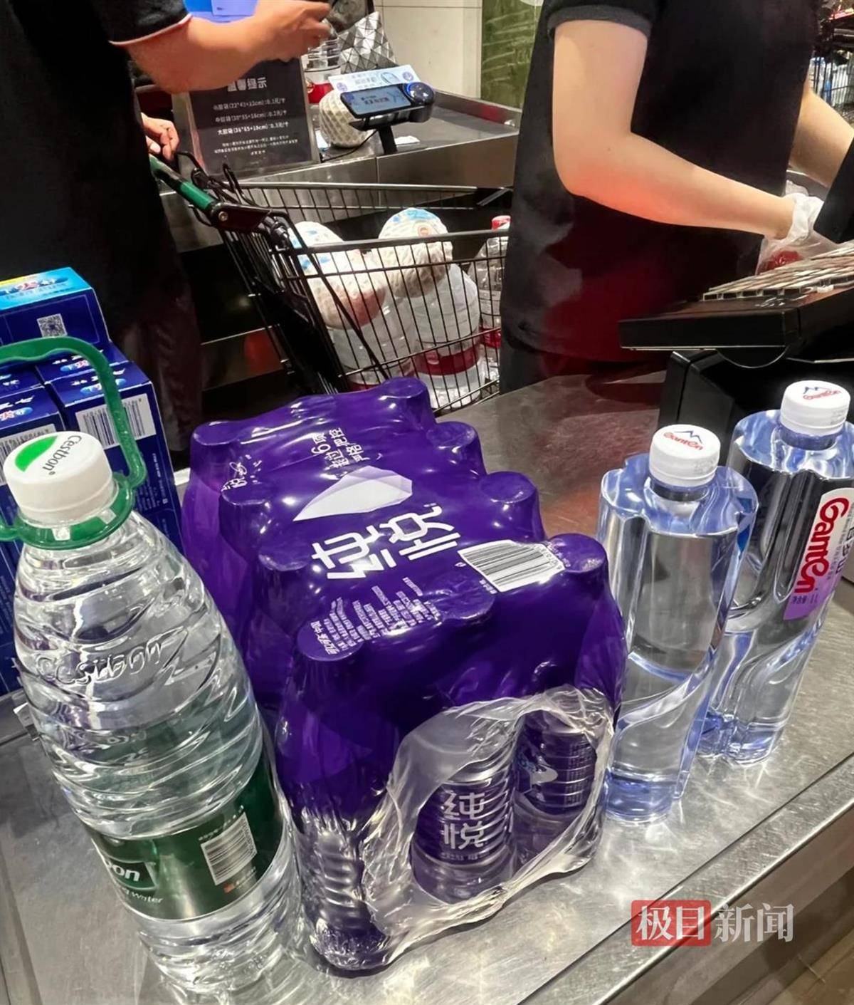 江门多片区自来水呈黄色，居民称“炒菜省了酱油”，水务部门回应