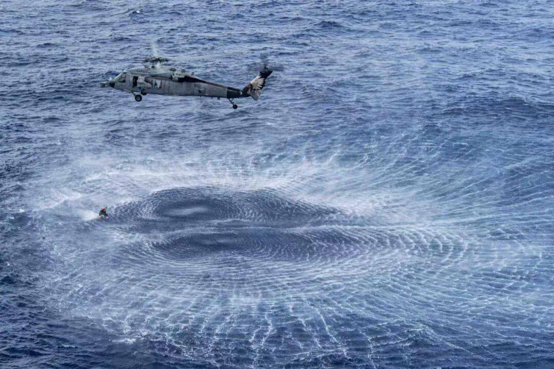 美海军在南海连摔两架飞机，因电磁攻击？中国军号发文