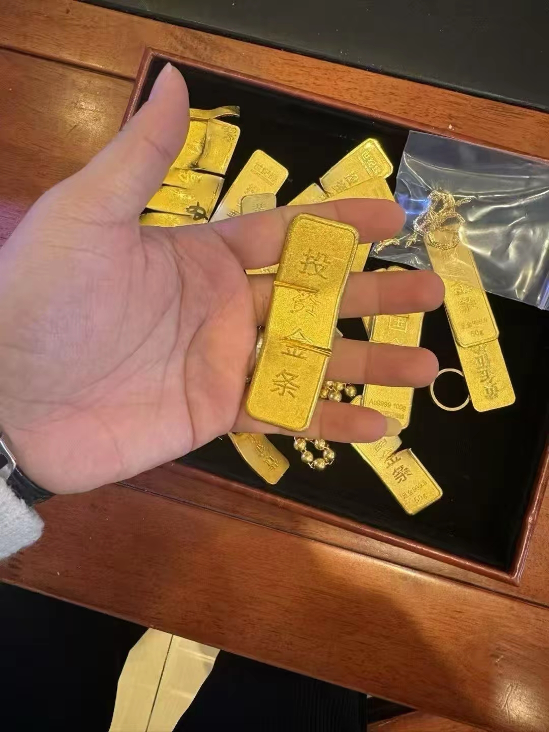 银行贵金属怎么买卖(银行贵金属怎么买卖出去)